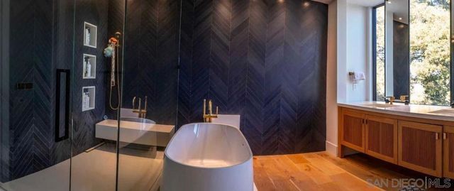 8433 Prestwick Dr, La Jolla, CA 92037