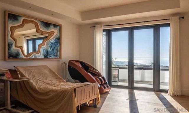 8433 Prestwick Dr, La Jolla, CA 92037