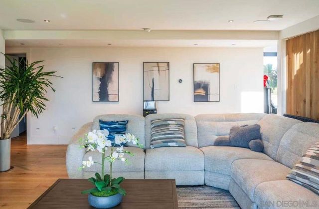 8433 Prestwick Dr, La Jolla, CA 92037