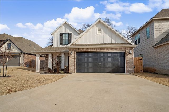 2190 N Woodlark Lane, Fayetteville, AR 72704