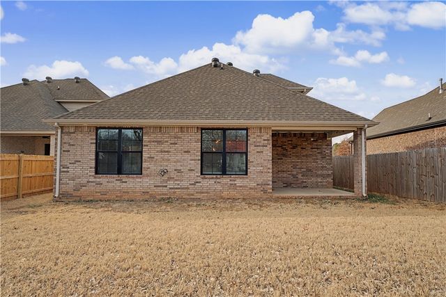 2190 N Woodlark Lane, Fayetteville, AR 72704