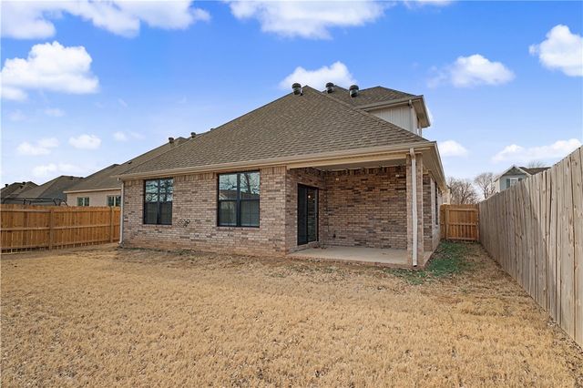 2190 N Woodlark Lane, Fayetteville, AR 72704