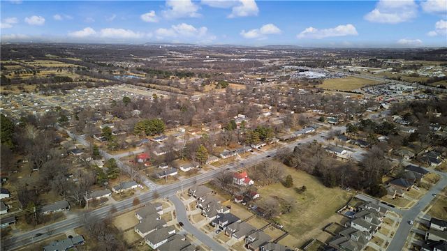 2190 N Woodlark Lane, Fayetteville, AR 72704