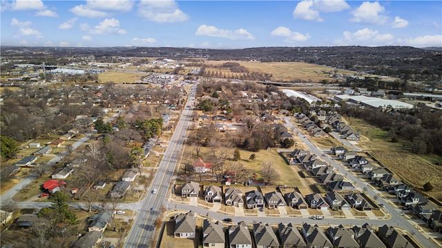 2190 N Woodlark Lane, Fayetteville, AR 72704