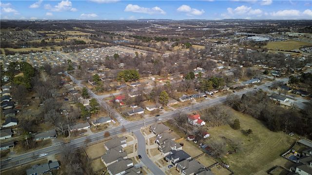 2190 N Woodlark Lane, Fayetteville, AR 72704