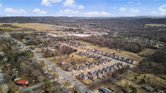 2190 N Woodlark Lane, Fayetteville, AR 72704