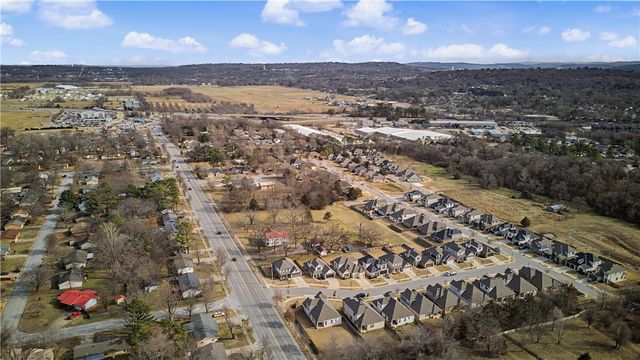 2190 N Woodlark Lane, Fayetteville, AR 72704