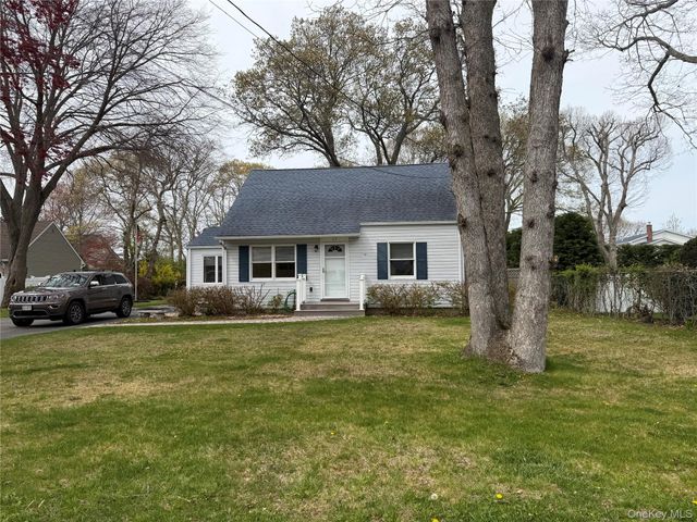 17 Eastover Road, Sayville, NY 11782