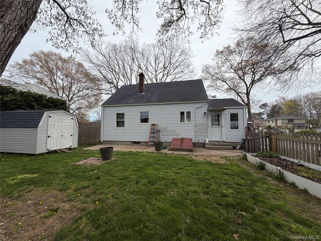 17 Eastover Road, Sayville, NY 11782