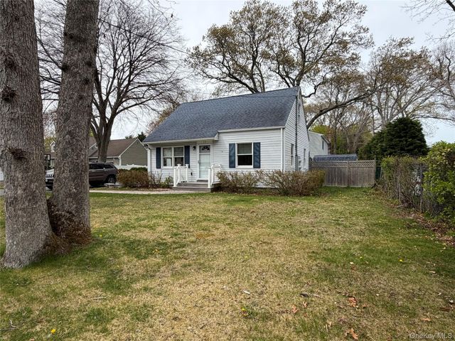 17 Eastover Road, Sayville, NY 11782