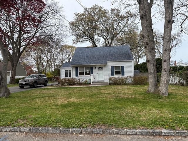17 Eastover Road, Sayville, NY 11782