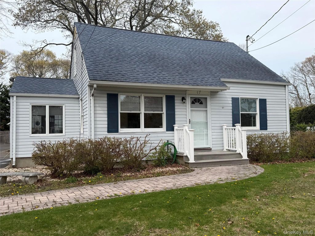 17 Eastover Road, Sayville, NY 11782