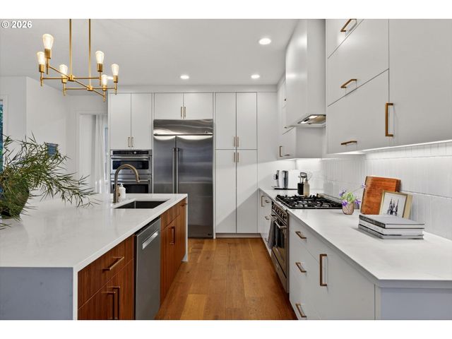 15986 PARKER Rd, Lake Oswego, OR 97035