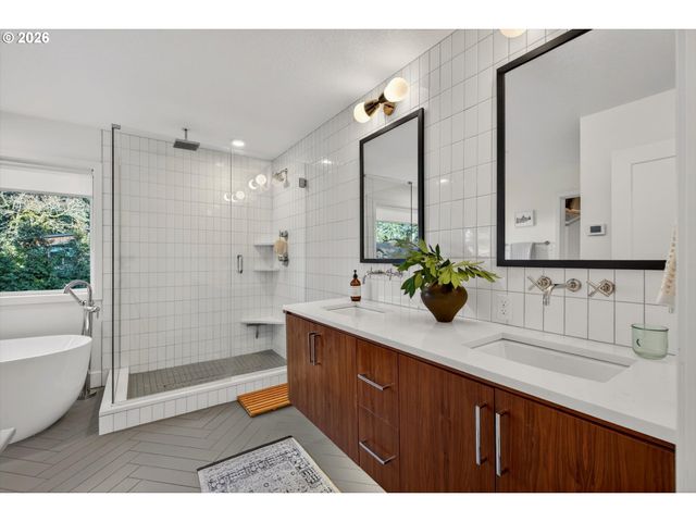 15986 PARKER Rd, Lake Oswego, OR 97035