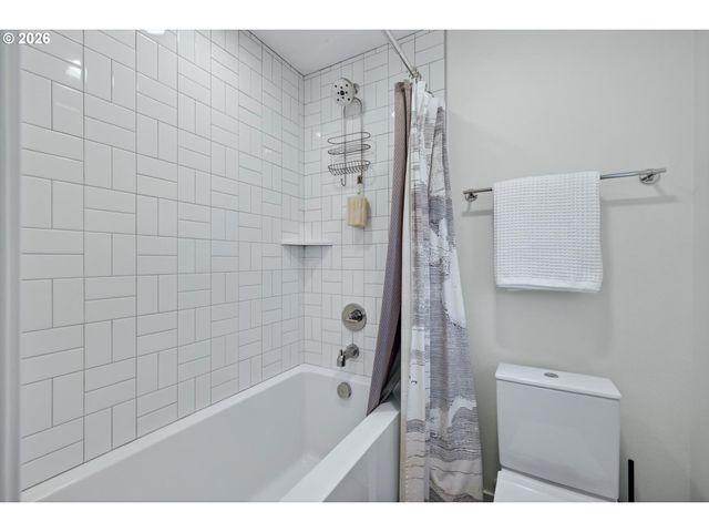 15986 PARKER Rd, Lake Oswego, OR 97035