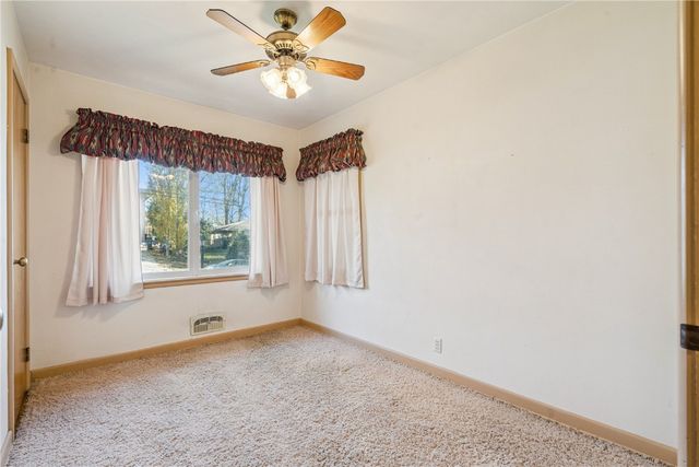 159 26th St NW, Cedar Rapids, IA 52405