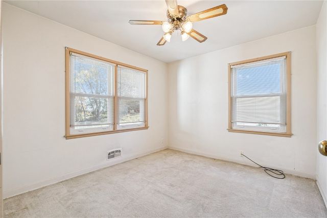 159 26th St NW, Cedar Rapids, IA 52405