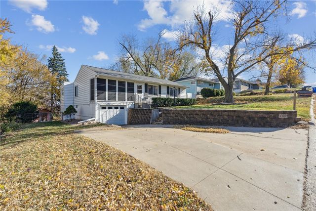 159 26th St NW, Cedar Rapids, IA 52405