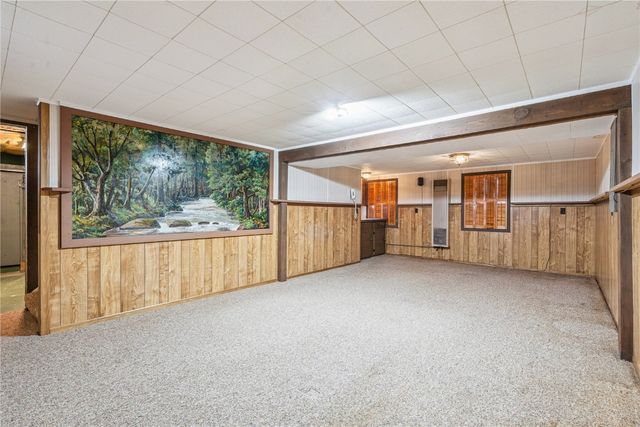 159 26th St NW, Cedar Rapids, IA 52405