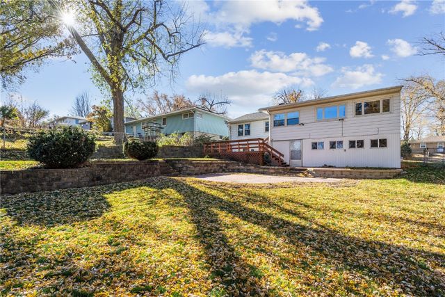 159 26th St NW, Cedar Rapids, IA 52405