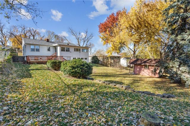 159 26th St NW, Cedar Rapids, IA 52405