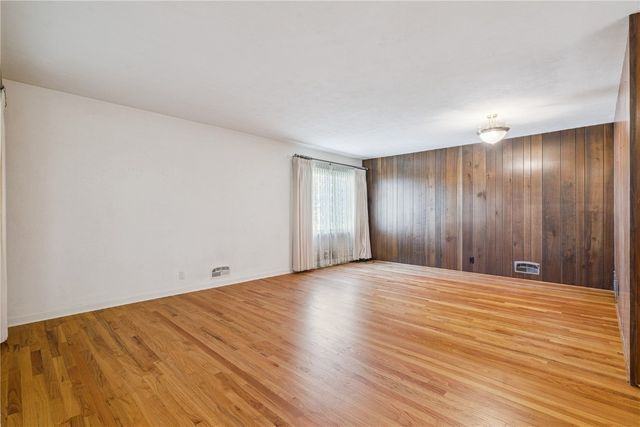 159 26th St NW, Cedar Rapids, IA 52405