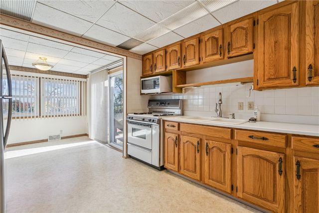 159 26th St NW, Cedar Rapids, IA 52405