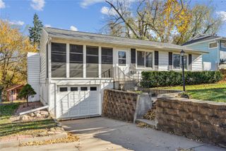 159 26th St NW, Cedar Rapids, IA 52405