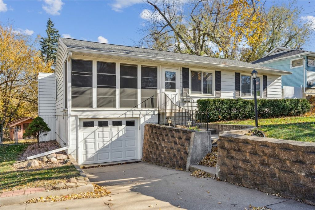 159 26th St NW, Cedar Rapids, IA 52405