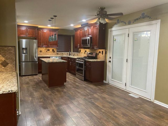 1213 Pennsbury Lane, Aurora, IL 60502