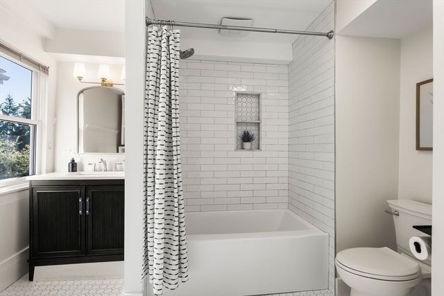 2 Commercial St 3, Marblehead, MA 01945