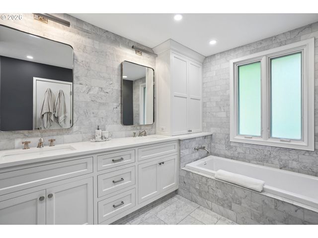 5020 Sw HUMPHREY Blvd, Portland, OR 97221