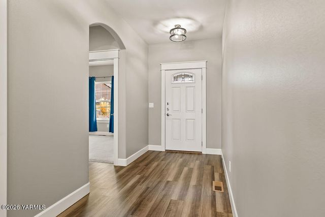 220 N 89th Ave, Yakima, WA 98908