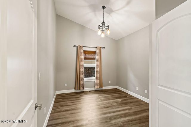 220 N 89th Ave, Yakima, WA 98908