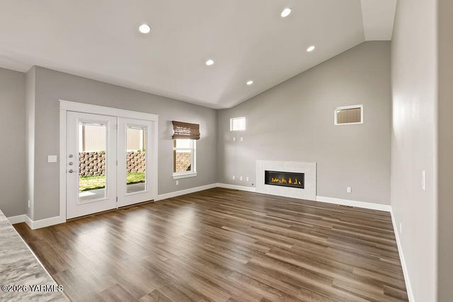 220 N 89th Ave, Yakima, WA 98908