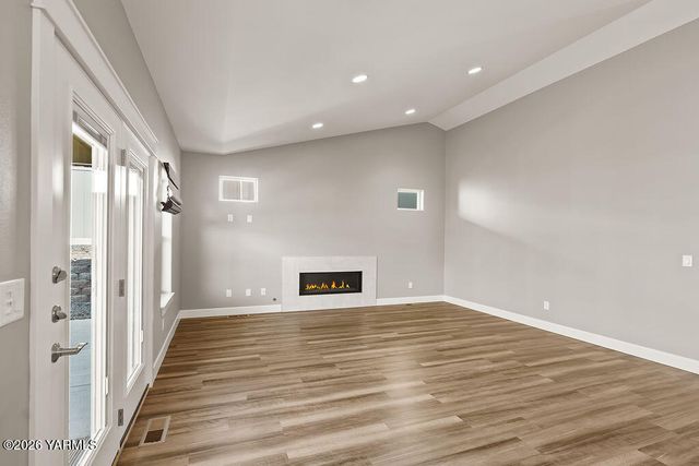 220 N 89th Ave, Yakima, WA 98908