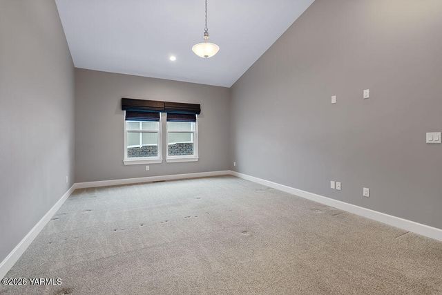 220 N 89th Ave, Yakima, WA 98908