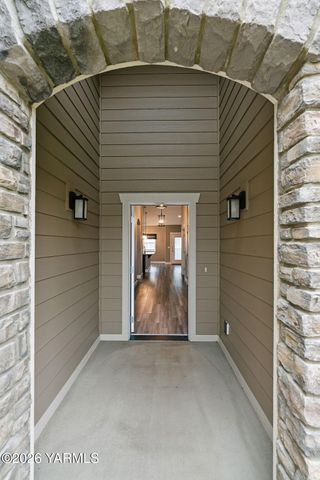 220 N 89th Ave, Yakima, WA 98908