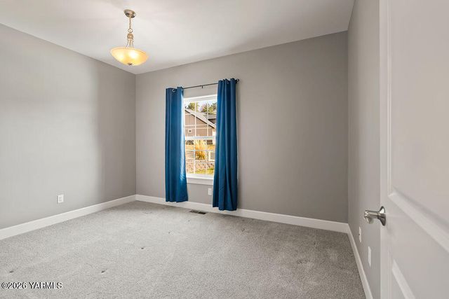 220 N 89th Ave, Yakima, WA 98908