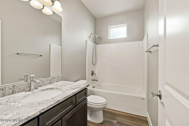 220 N 89th Ave, Yakima, WA 98908