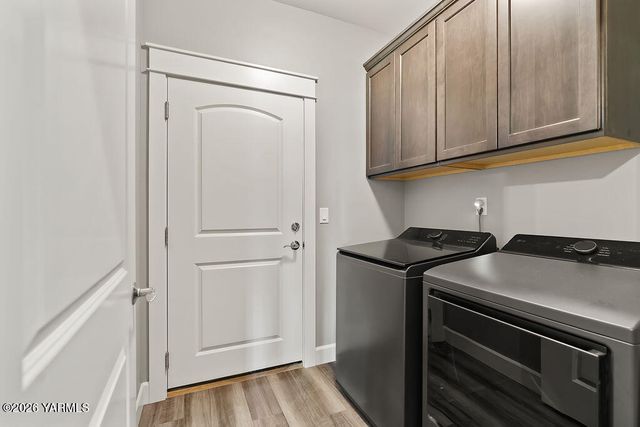 220 N 89th Ave, Yakima, WA 98908