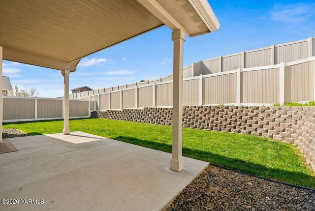 220 N 89th Ave, Yakima, WA 98908