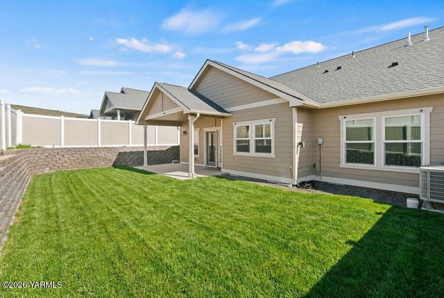 220 N 89th Ave, Yakima, WA 98908