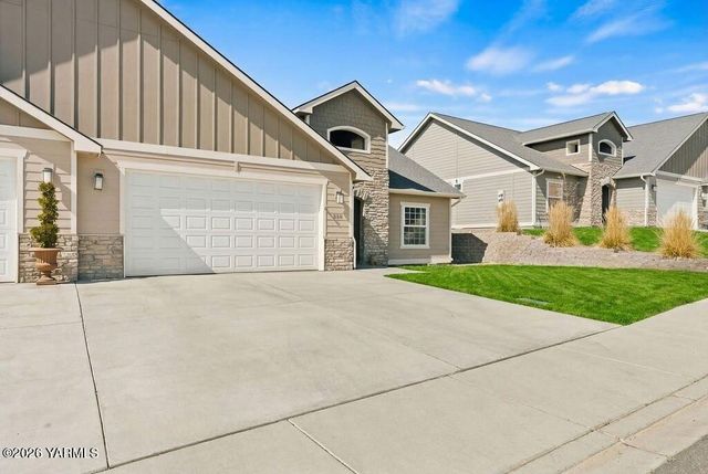 220 N 89th Ave, Yakima, WA 98908