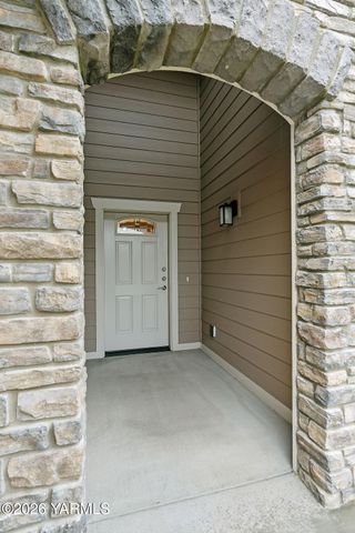 220 N 89th Ave, Yakima, WA 98908