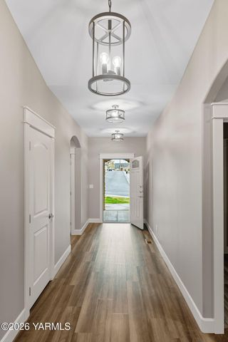 220 N 89th Ave, Yakima, WA 98908