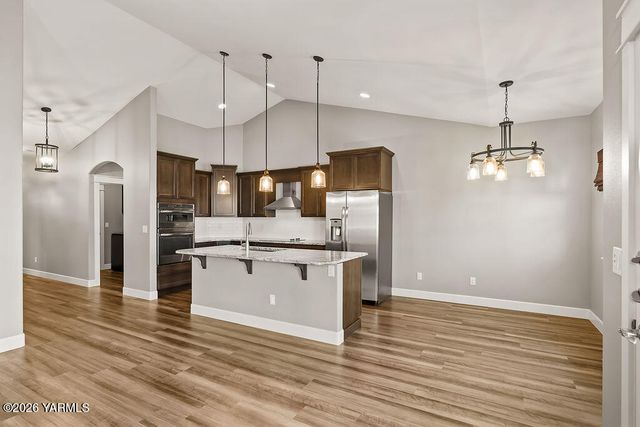 220 N 89th Ave, Yakima, WA 98908