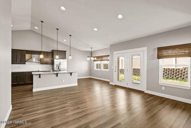 220 N 89th Ave, Yakima, WA 98908