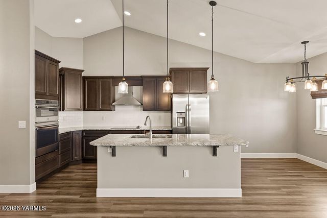 220 N 89th Ave, Yakima, WA 98908