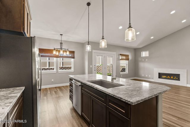 220 N 89th Ave, Yakima, WA 98908